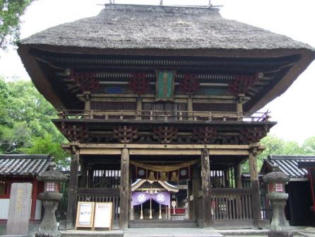 "National Treasure   Aoi Aso Shrine" located near the front of Hitoyoshi Station  (Built in the year 806 of the Daidou Era)
