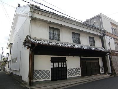 Nogata Area: Utilizing the former Sasahara residence,  the "Nogata Tanio Art Museum Storage Room"  is a luxurious townhouse building constructed in 1915.